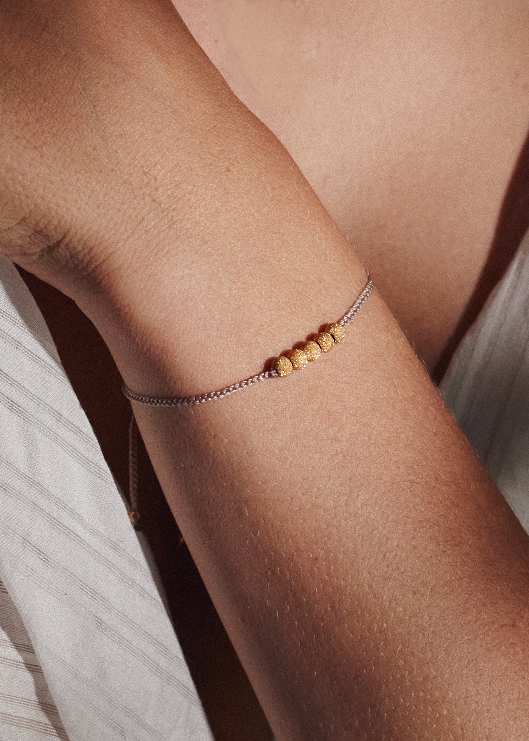 Essence Silk Bracelet / gold